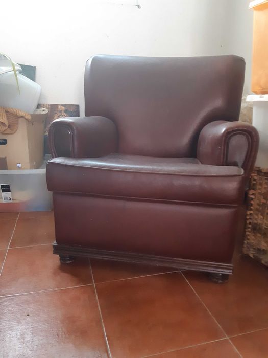 Poltrona em pele sintética