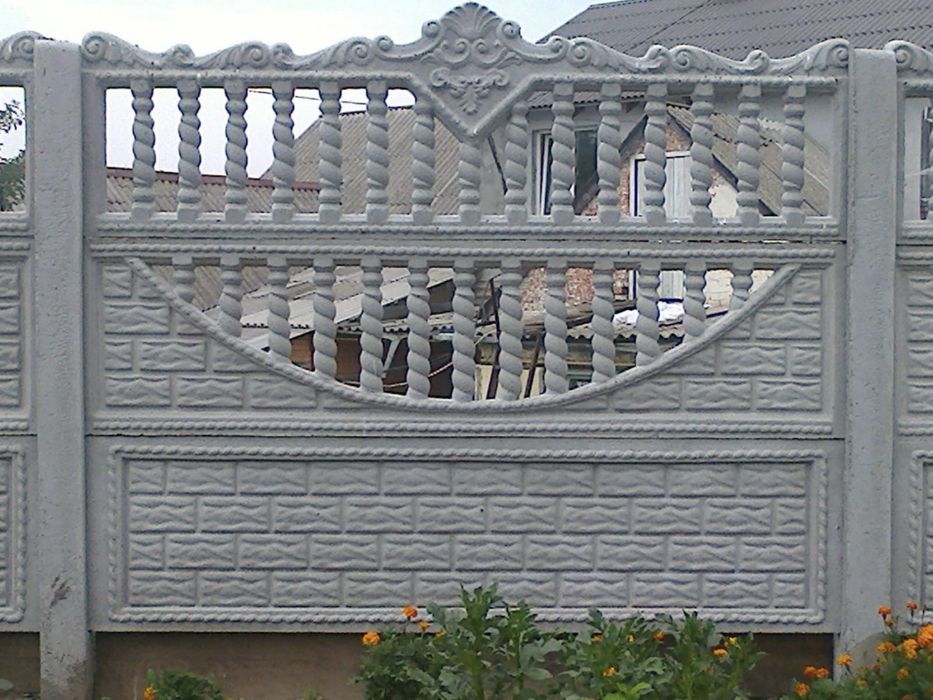 Залізобетонний забор, паркан. Огорожі. Ворота. Бетонні стовпи.