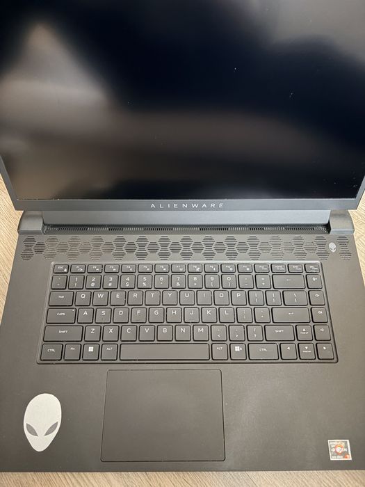 Dell Alienware 17 r5 AMD 6900HX  Radeon 6850M 12GB DDR 32GB SSD 1Tb