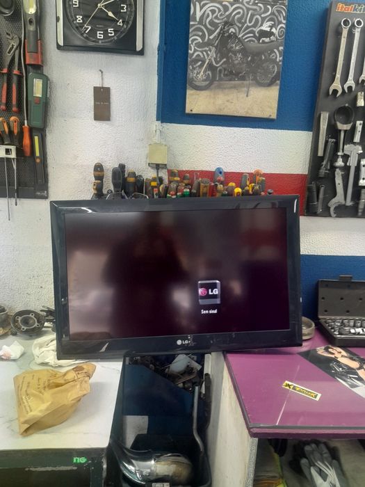 2 tv lg 1  com suporte de parede e outra com apoio de movel