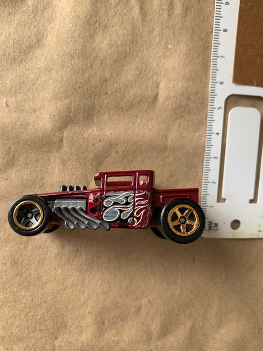 Carrinho Hot Wheels ( port. incluídos)