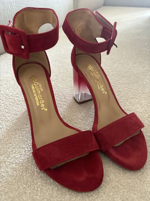 Sandálias vermelhas de salto alto