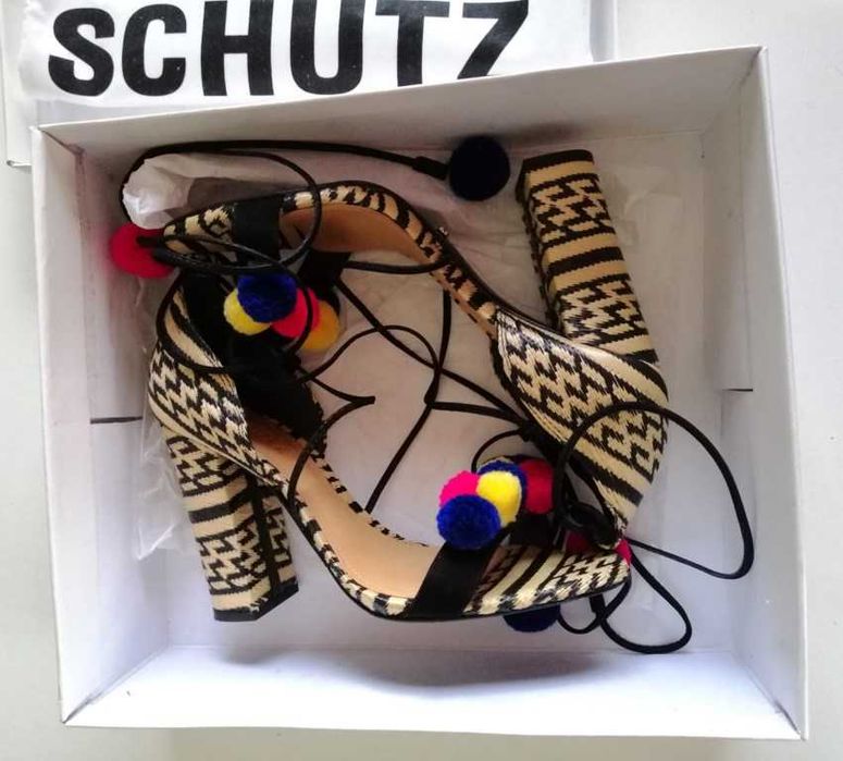 SCHUTZ zjawiskowe pompony zebra slupek 38