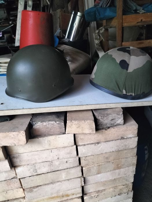 2 capacetes franceses