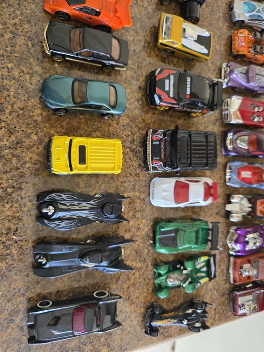 Coleção 74 carros Hot Wheels + pista