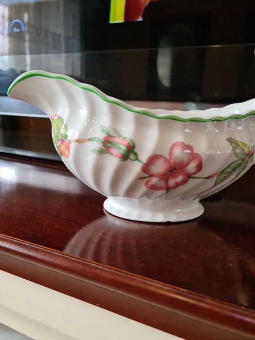 Porcelanowa sosjerka,  kwiat wiśni