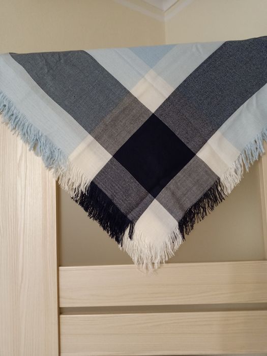 Chusta damska z motywem kraty .