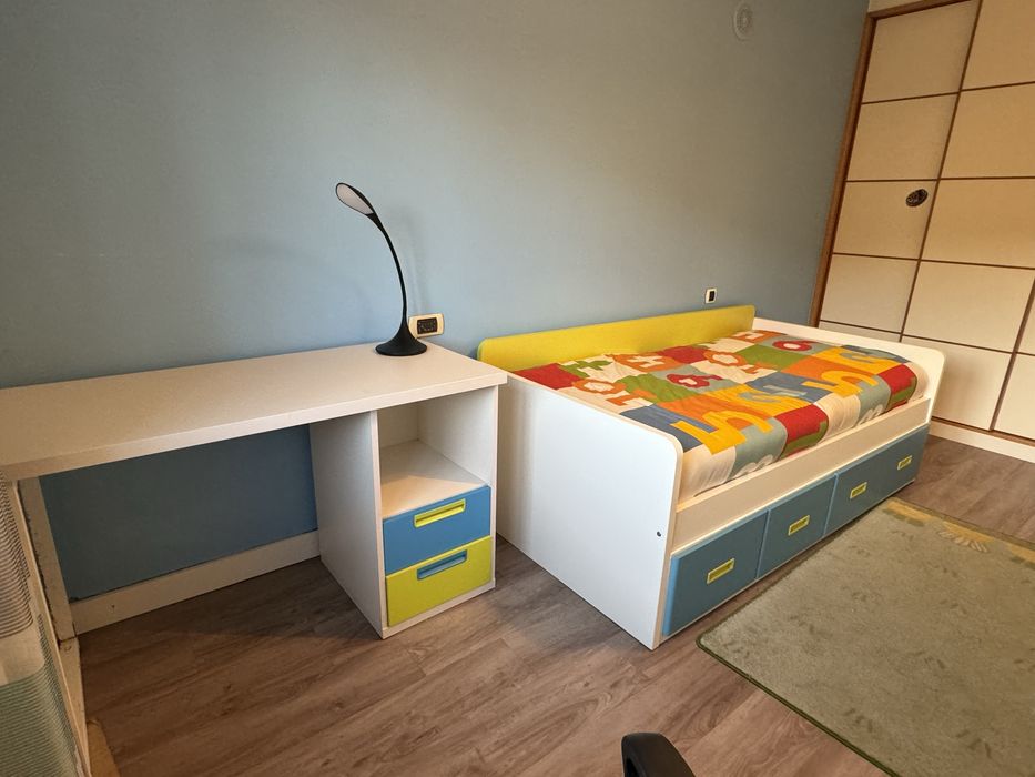 Cama de criança com oferta de secretária