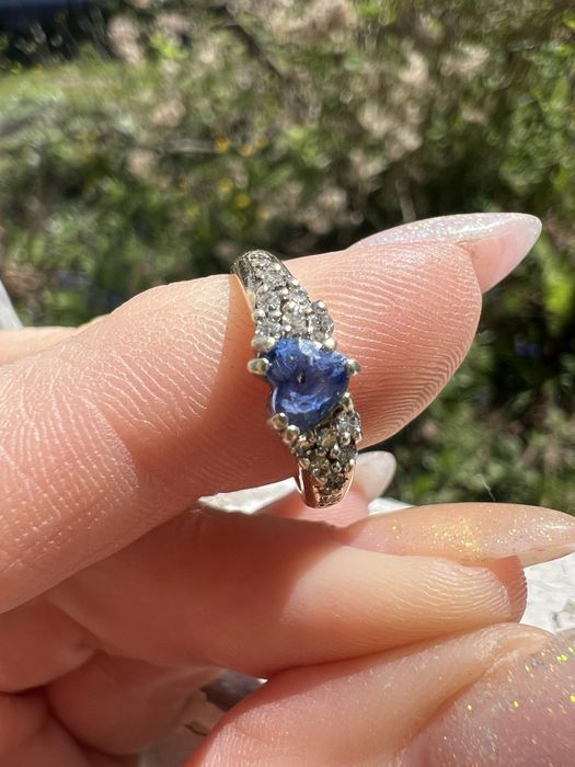 Złoty pierścionek z szafirem i diamentami