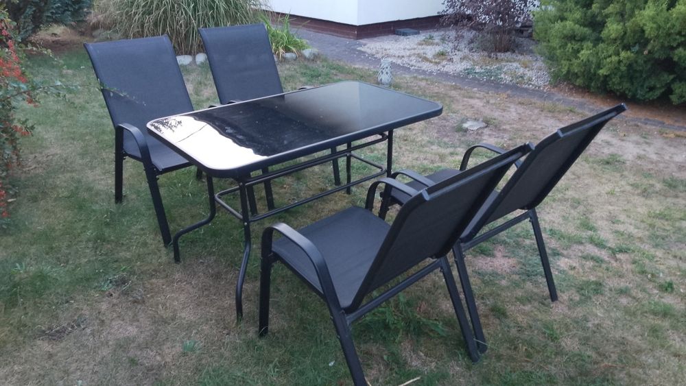Stół ogrodowy z krzesłami