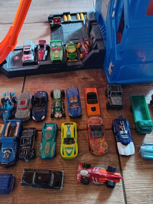 Garaż hotwheels z 30 samochodzikami