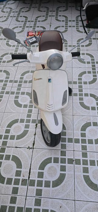Moto Vespa electrica criança