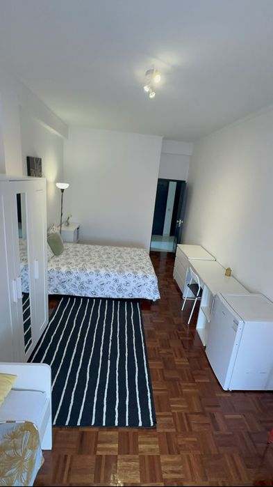 Quarto familiar (contrato) amplo 2 camas em Entroncamento 5 min da estação