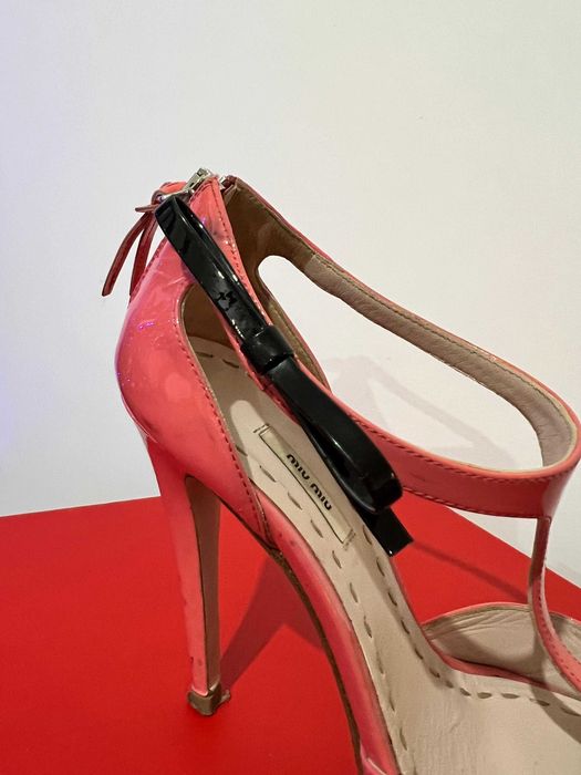 Sandálias Rosa com laço preto Miu Miu Originais