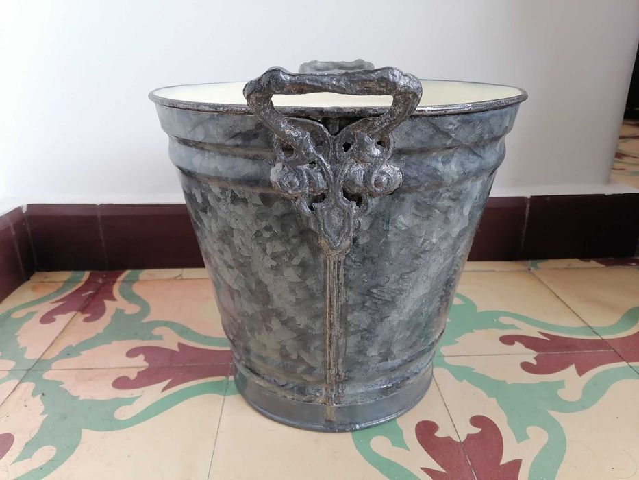 Balde/Vaso em chapa de zinco recuperado