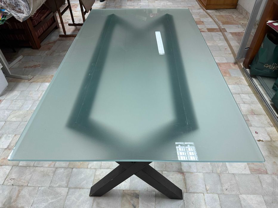 Secretária com tampo em vidro fosco