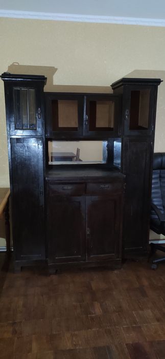 Старовинний сервант (буфет)