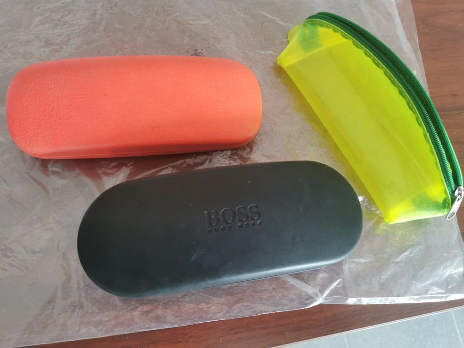 Bolsas e caixas para óculos.