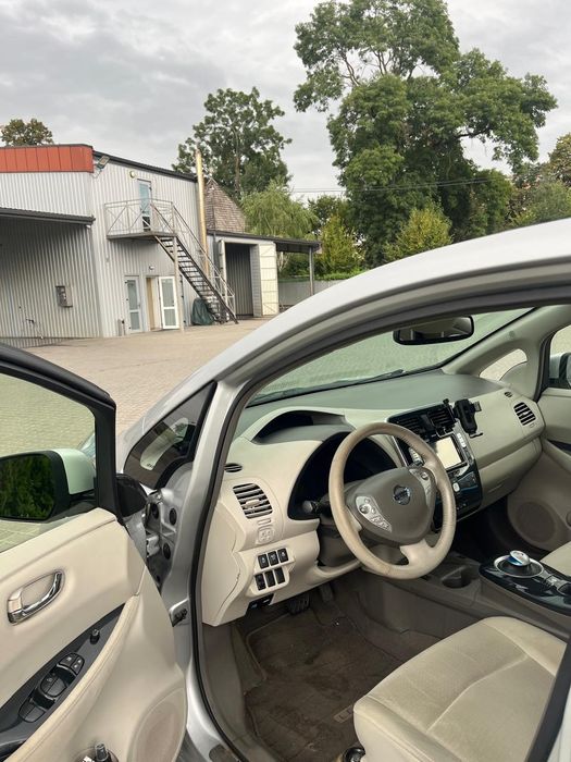 Nissan leaf з підігрівом і сонячною панелью