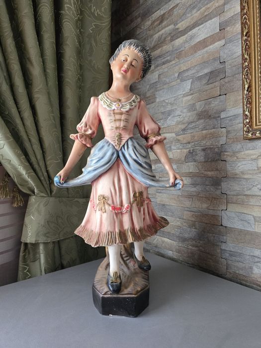 Estatua em porcelana antiga