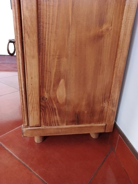 Lustrzane drewniane szafki po renowacji