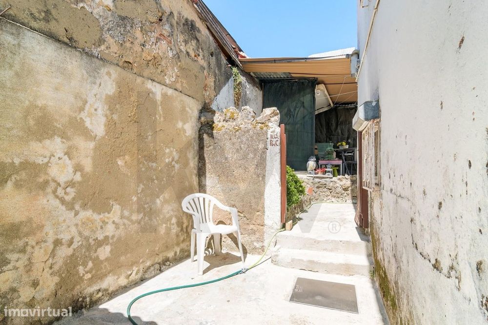Prédio para Obras no Campo das Amoreiras, em Santa Clara – Lisboa