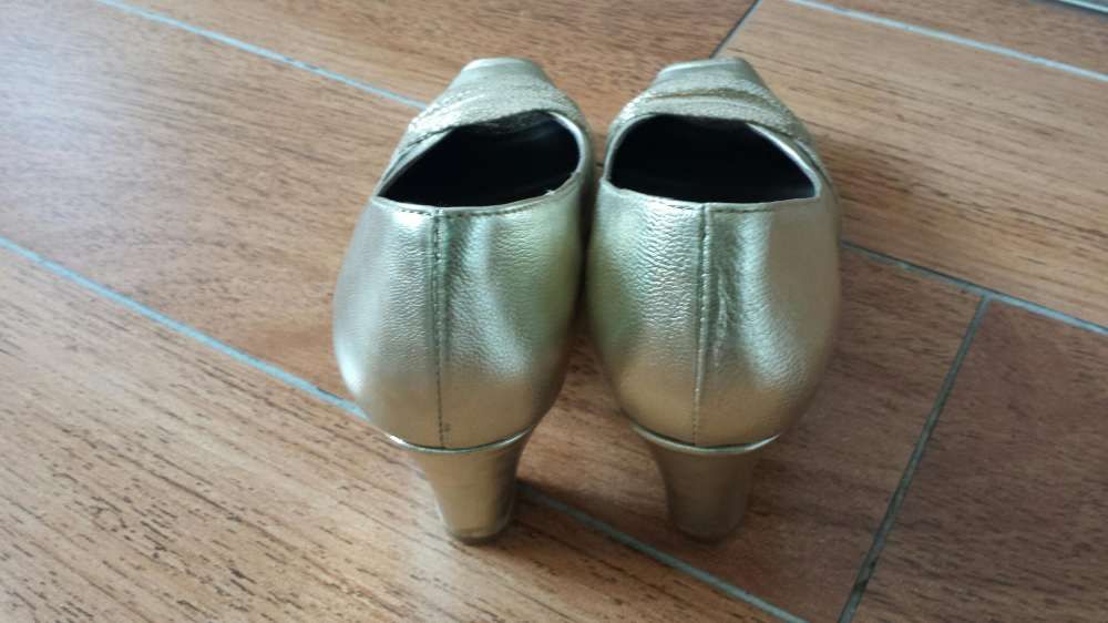 Vendo sapatos salto médio