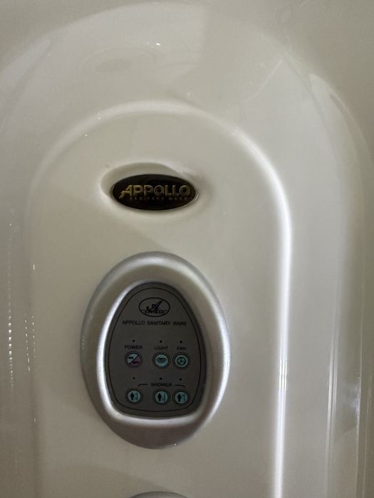 Душова кабіна в ідеальному стані.