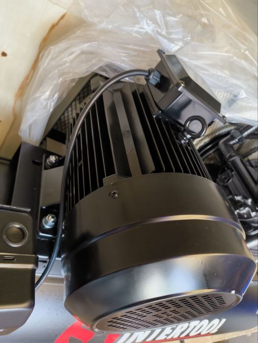 Компресор 200 л,7,5кВт,380В,10 атм,1050 л/хв 3 цил INTERTOOL PT-0040