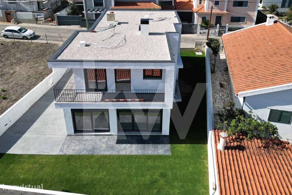 Excelente moradia T4 estilo moderno, implantada num terreno de 288,5 m
