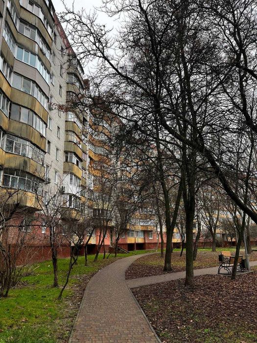 Простора 3 кімнатна квартира в центрі міста