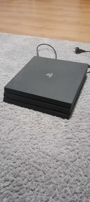 PlayStation 4 pro +3 gry
