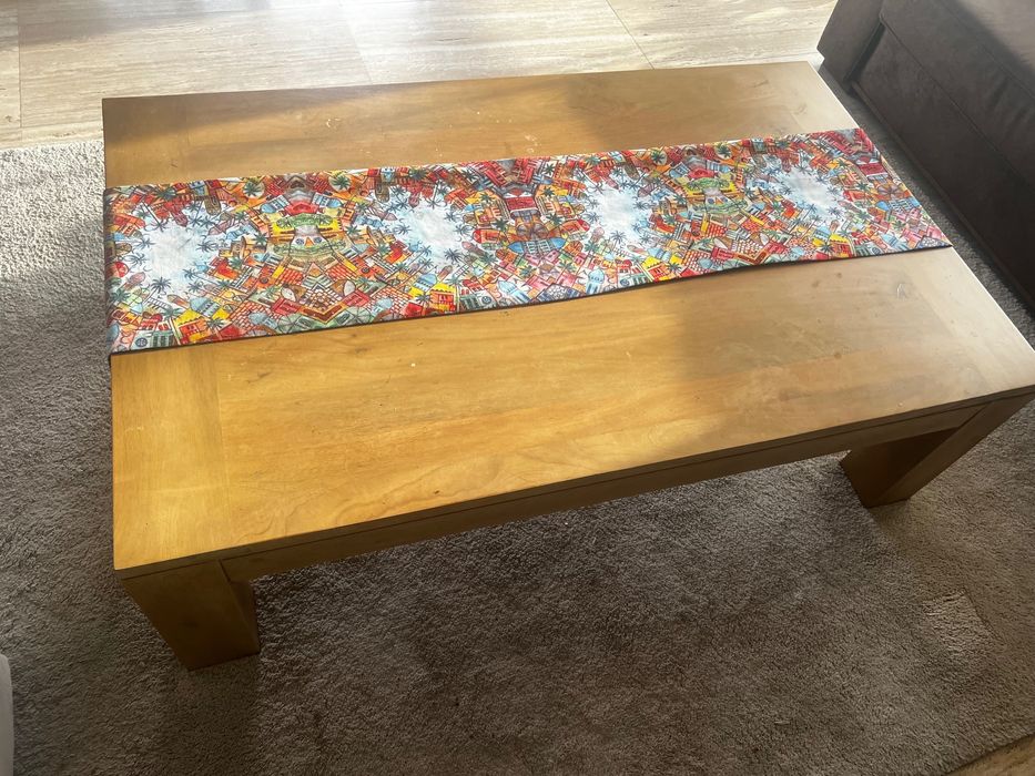 Uma mesa de centro muito bonita, da marca Homa, a metade do preço.