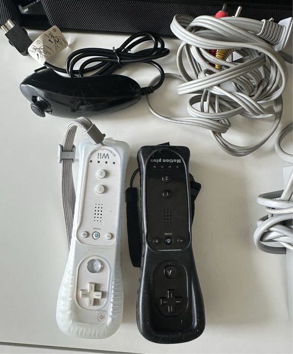Nintendo Wii com dois comandos