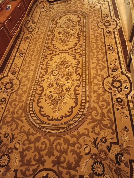 Ковер коричневый