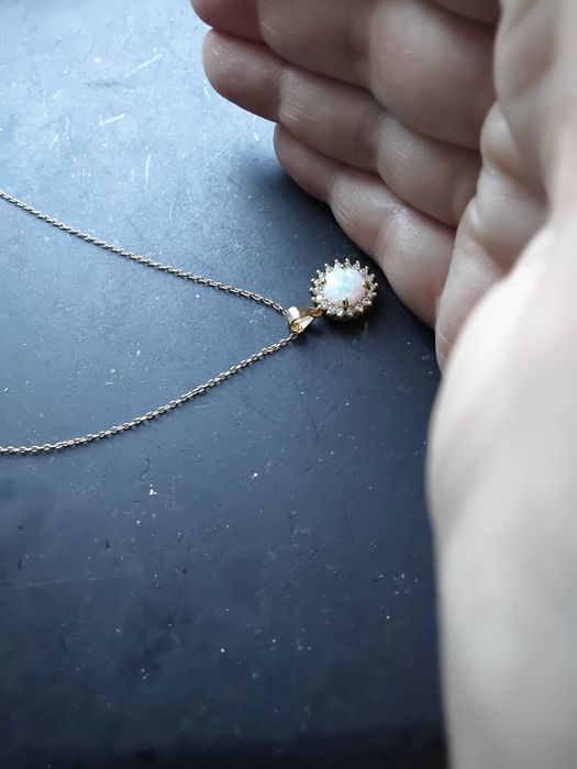 Colar prata dourada com pendente opala e brilhantes