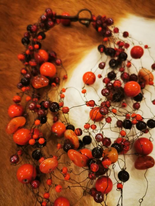Colar de pedras em castanho e laranja