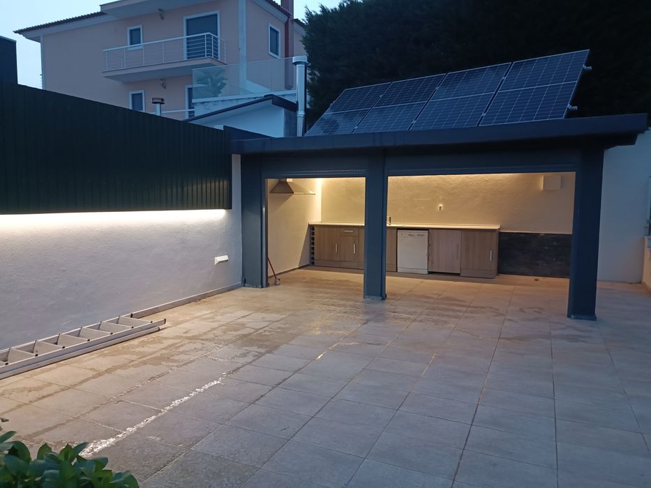 Janelas de (correr/ abrir) estores(elétricos/fitas) etc