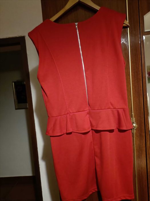 Vestido de cor vermelha