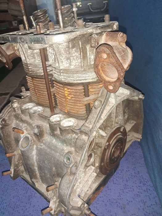 Fiat 126p resztki silnika jak widać  blok koło zamachowe głowica wał k