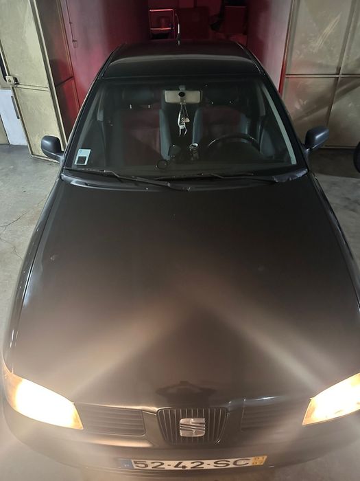 Vendo Ibiza 2001. 
Tem uma avaria na cai