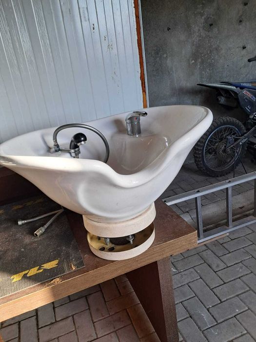 Lavatório para cabeleireiro, em material cerâmico e inclinável