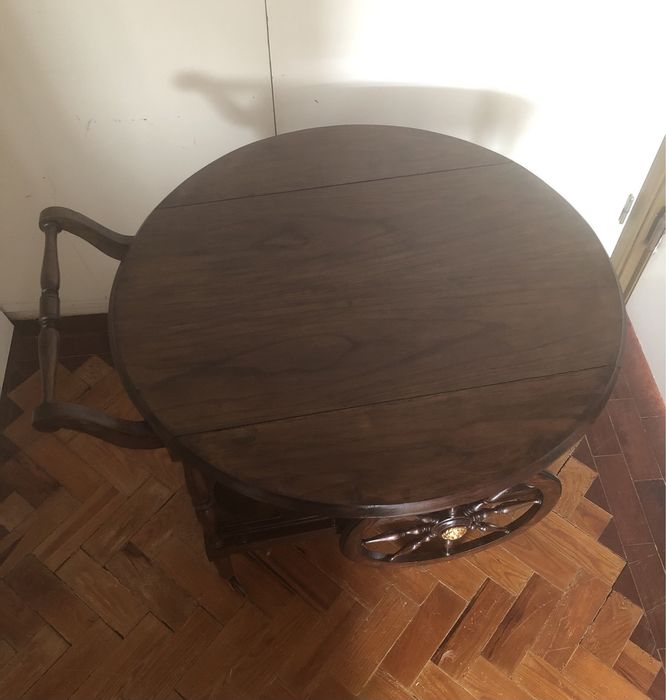 Carrinho e mesa de chá/bebidas em madeira