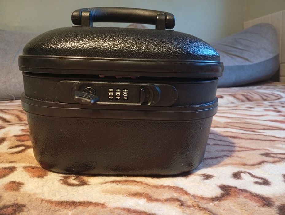 Kuferek na kosmetyki zamykany