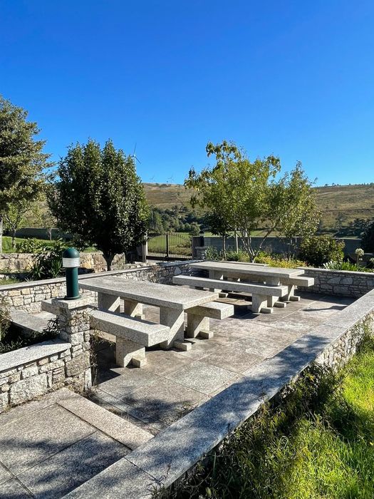 Vendo mesas em e assentos em pedra maciça