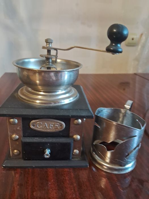 Кофемолка,турка и чайничек из нержавейки.Цена договорна