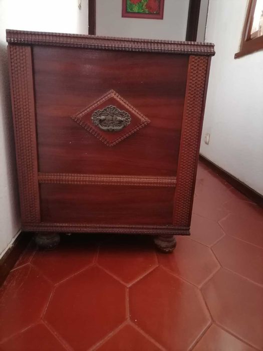 arca de madeira em bom estado