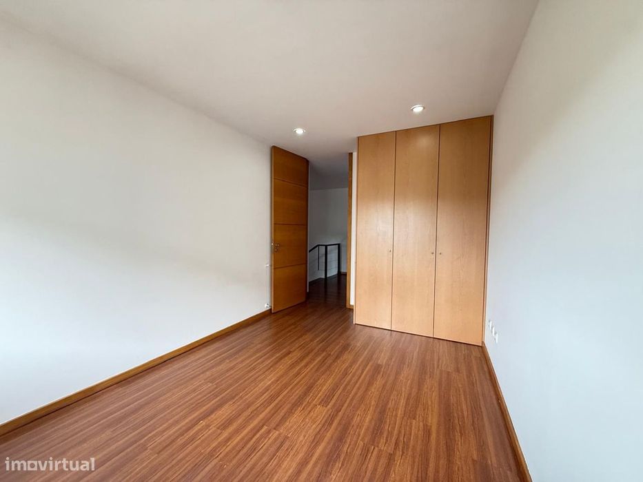 T3 Duplex com Varanda em Paredes