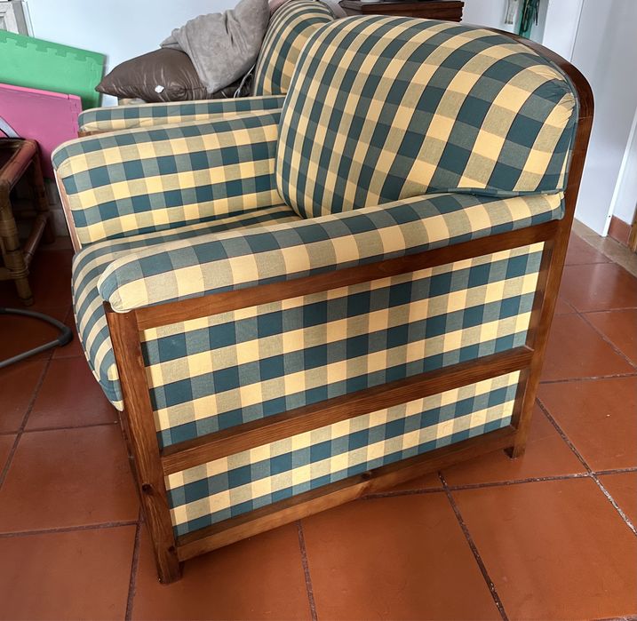 Sofas individuais (verde e amarelo), com madeira.