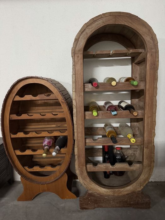 Moveis, mesa e garrafeiras rústicas sem uso